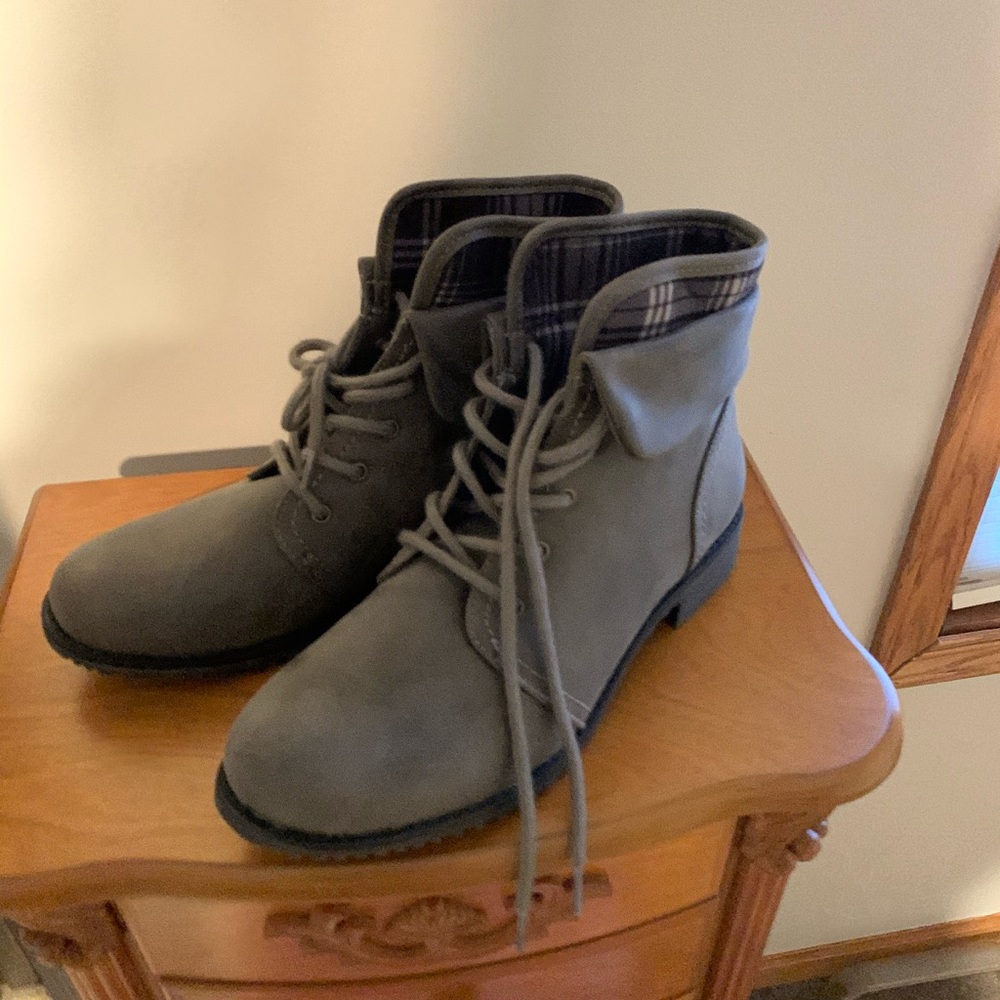 Size 10 boots!! Brand new!